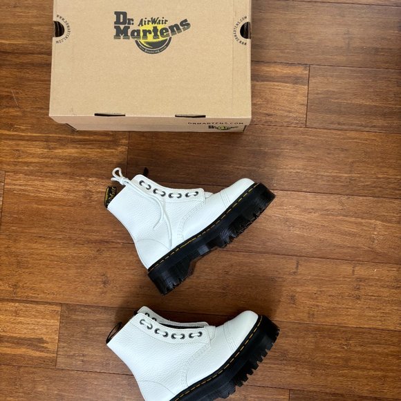 NEW Doc Martens Sinclair Quad Boot (white) - Picture 2 of 4
